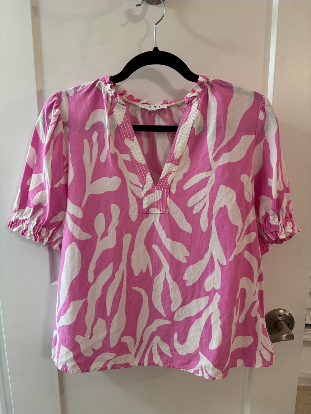 THML Pink & White Abstract Puff-Sleeve V-Neck Blouse Size XS Malibu Barbie